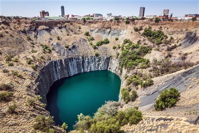 Big Hole mit Kimberley im Hintergrund